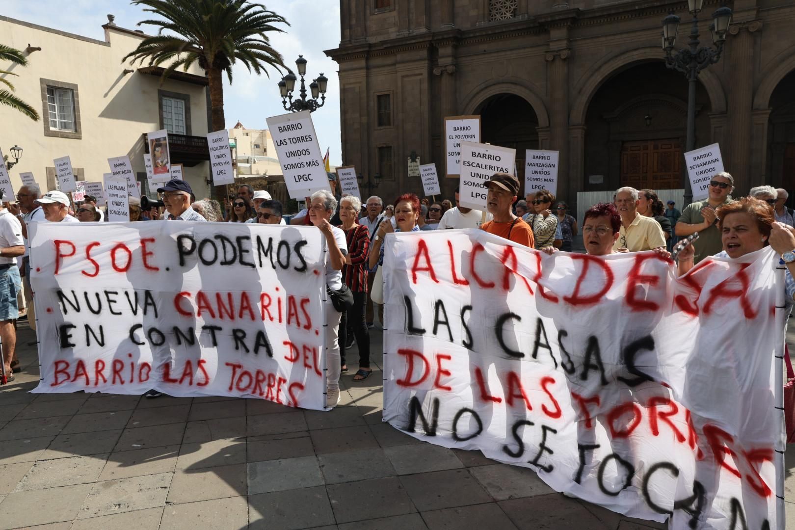 Las imágenes de la concentración de los vecinos de Las Torres en Santa Ana