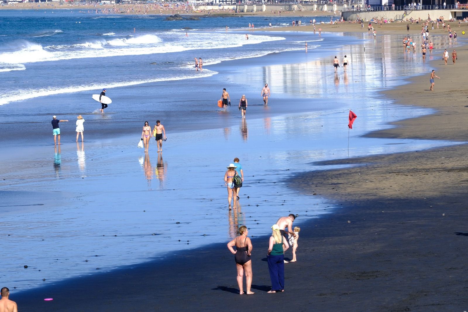 Imagen de gente disfrutando de un baño en la playa de Las Canteras.