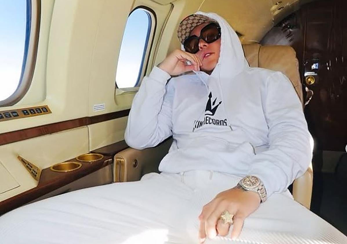 El cantante colombiano Kevin Roldán posa en su jet privado.