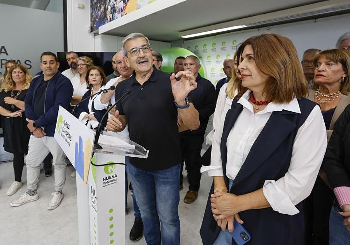 El presidente de Nueva Canarias-Bloque Canarista, Román Rodríguez, en una imagen reciente junto a miembros del partido.