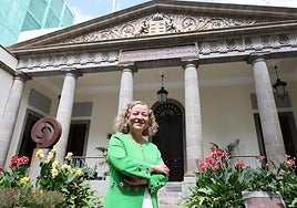 La vicepresidenta del Parlamento de Canarias, Ana Oramas, a las puertas de la sede en la capital tinerfeña.