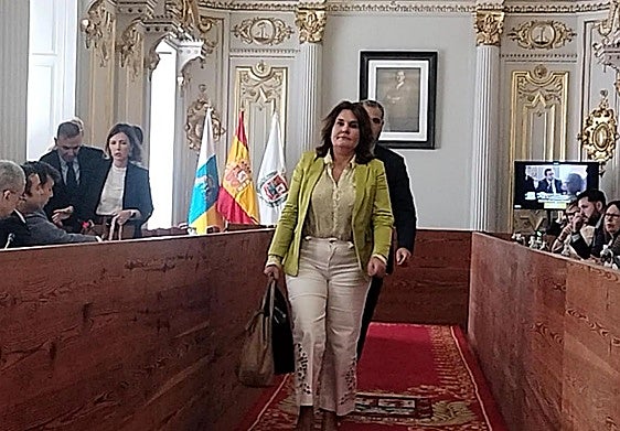 Jimena Delgado abandonando el Salón Dorado de las Casas Consistoriales este viernes.