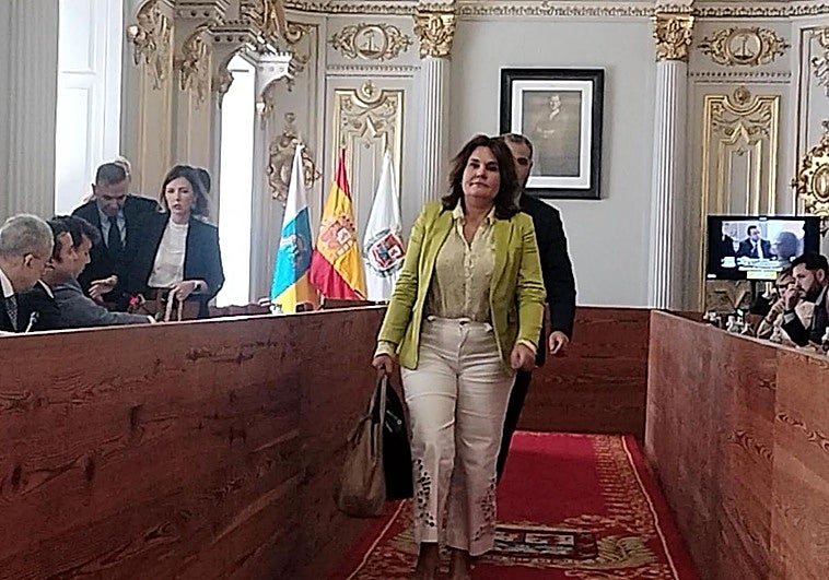 Jimena Delgado abandonando el Salón Dorado de las Casas Consistoriales este viernes.