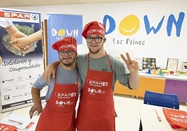 Dos jóvenes en el taller de cocina de SPAR Gran Canaria y la Asociación Síndrome de Down Las Palmas.