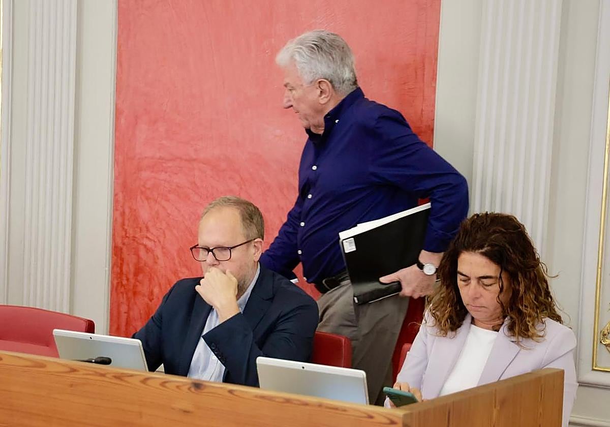 Pedro Quevedo y José Eduardo Ramírez evitan saludarse al llegar al pleno de este viernes.