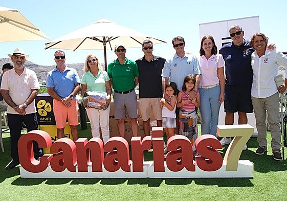 Matías García Brugos y Francisco Suárez posan con los ganadores del torneo.