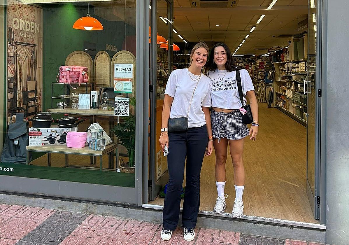 Las jugadoras Maja Portillo -izquierda- y Mika Paz ya están en la isla.