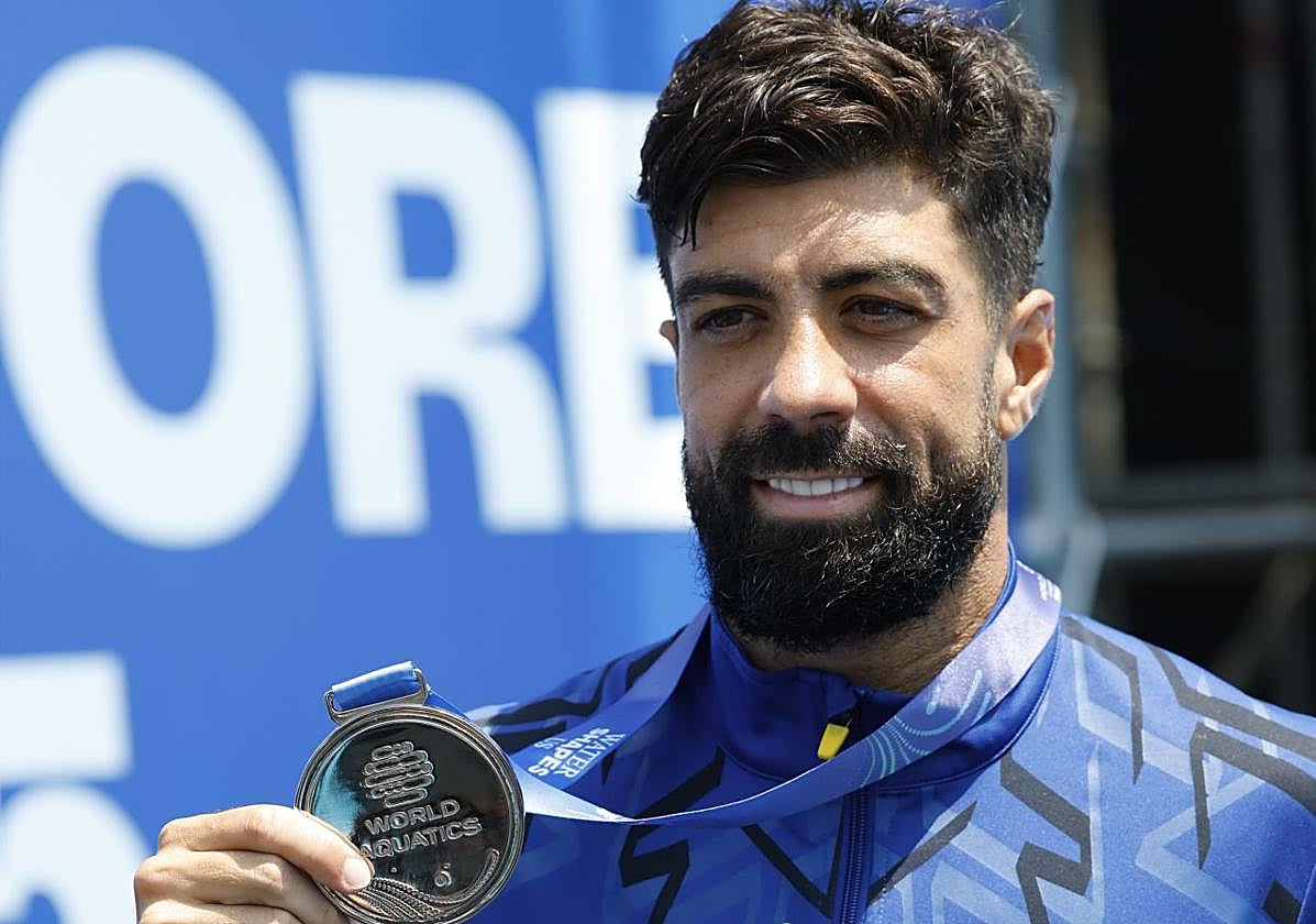 Carlos Gimeno muestra con orgullo su medalla de plata en Singapur.