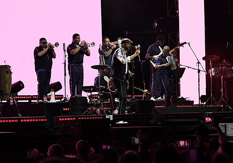 Juan Luis Guerra en su concierto en Las Palmas de Gran Canaria junto a su banda.
