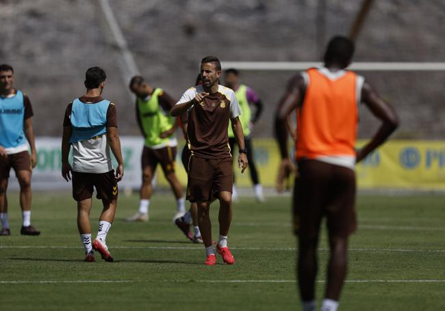 Luis García, dirigiendo al equipo en la sesión de este domingo.