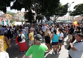 Los vecinos se concentraron con banderas este domingo.