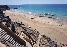 Playa del Águila, más conocida por la playa de la Escalera, al sur de El Cotillo.
