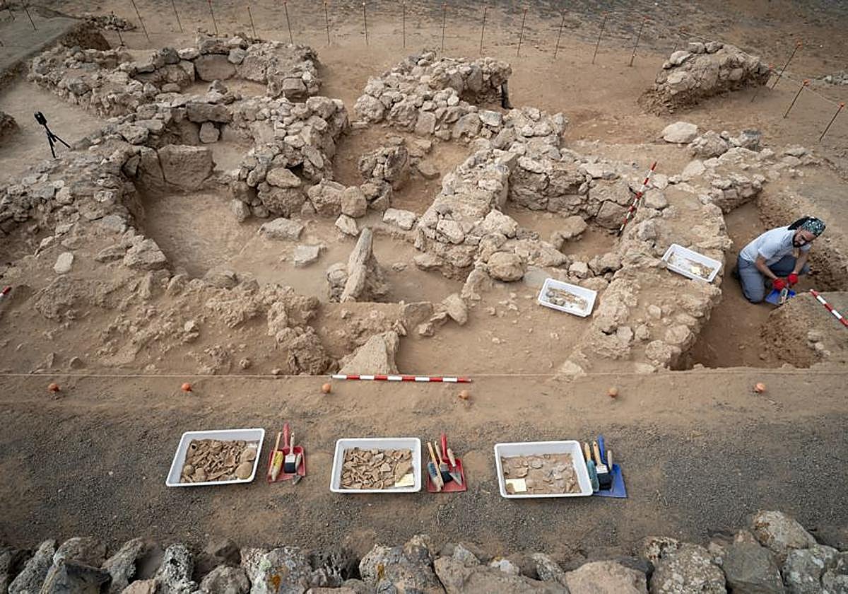 El equipo de arqueólogos trabajando en el yacimiento, situado en el pueblo de Tiagua, en el municipio de Teguise