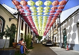 Paraguas para menguar el calor en una calle de Valleseco.