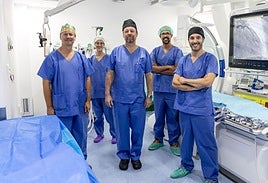 Parte del equipo de cardiología del Hospital Universitario Vithas Las Palmas antes de la cirugía.