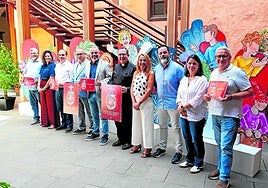 Foto de familia del acto de presentación de las fiestas de La Virgen de Santa María de Guía.
