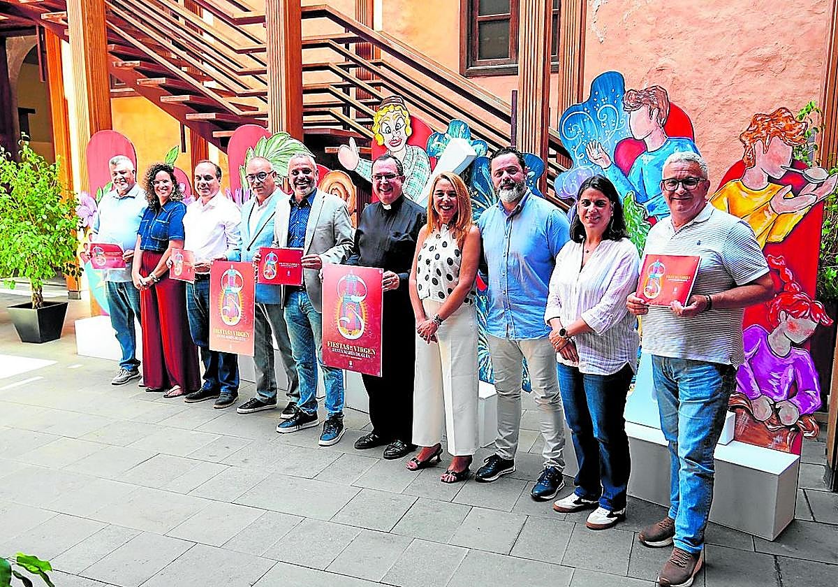 Foto de familia del acto de presentación de las fiestas de La Virgen de Santa María de Guía.