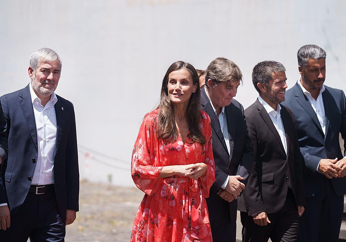En la imagen, la reina Letizia; el presidente de Canarias, Fernando Clavijo (1i); el director del Instituto Cervantes, Luis García Montero (3d); el rector de la Universidad de La Laguna, Francisco García (2d); y el alcalde de la ciudad tinerfeña, Luis Yeray Gutiérrez (1d).