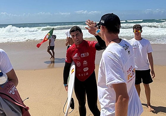 Luis Díaz, saliendo del agua en Portugal.