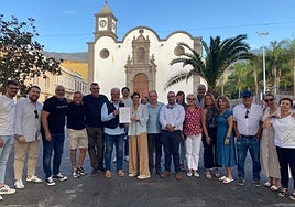 Concejales y dirigentes del PP, y el edil de NC, tras presentar la moción de censura.
