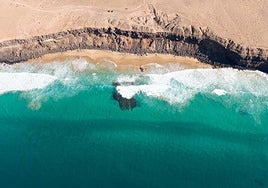 Los 600 metros de la playa del Aguila, más conocida por de la Escalera, al sur de El Cotillo, a vista de dron.