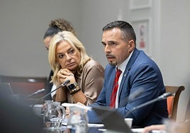 Adasat Goya, junto a la consejera Esther Monzón, en una comparecencia en el Parlamento.