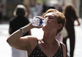 Imagen de archivo de una mujer refrescándose en un día de calor.
