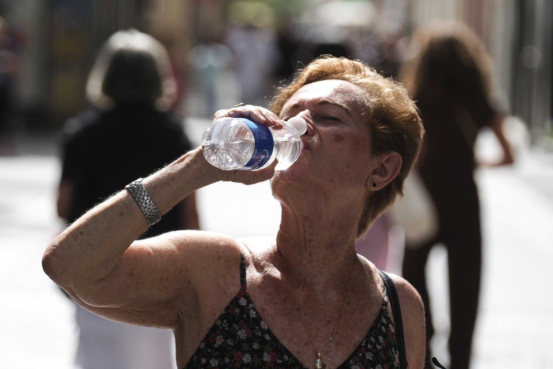 Imagen de archivo de una mujer refrescándose en un día de calor.
