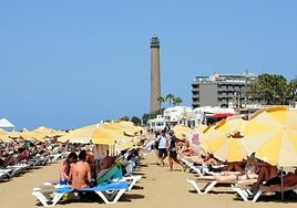 Hamacas y sombrillas en las cercanías del Faro de Maspalomas.