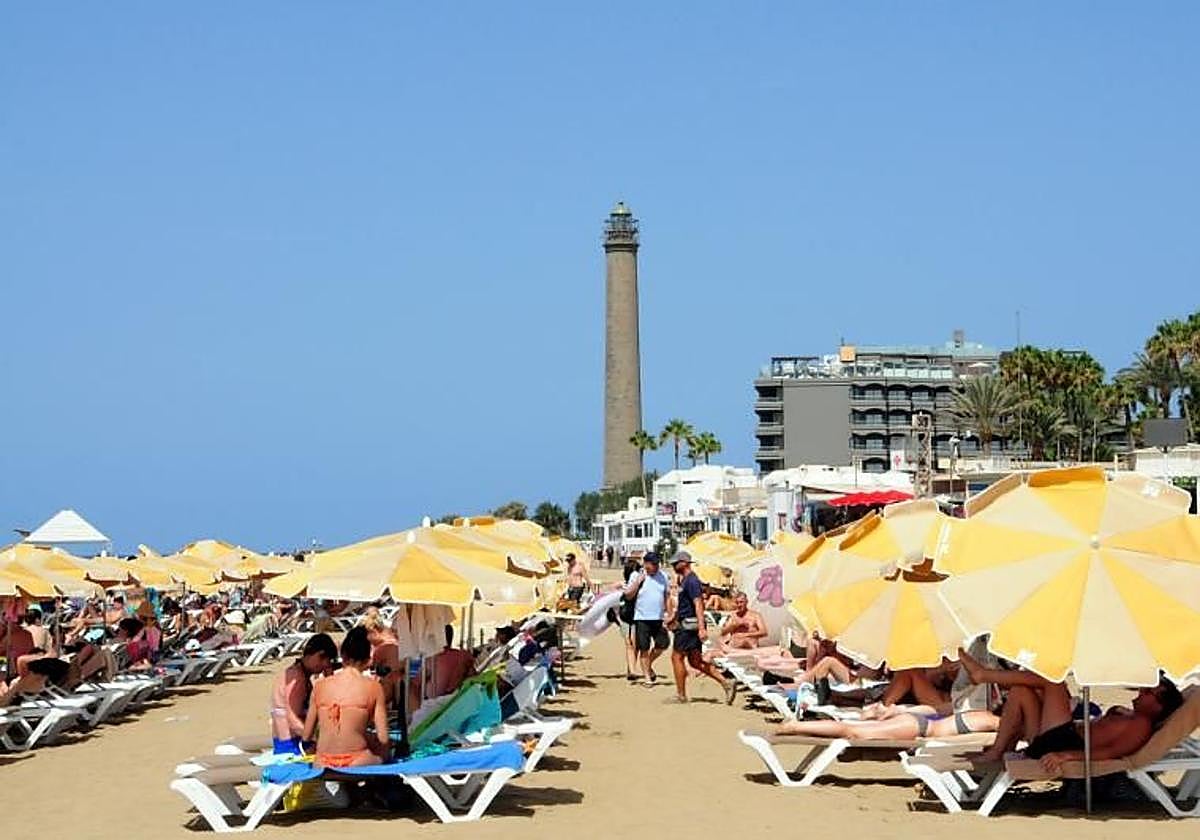 Hamacas y sombrillas en las cercanías del Faro de Maspalomas.