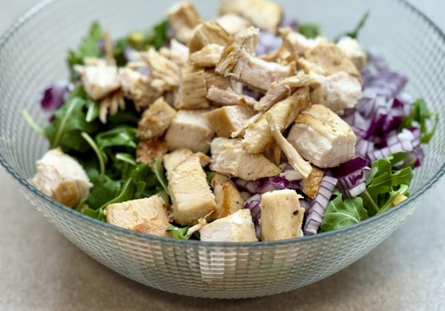 Incorporamos el pollo a la ensalada