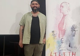 Ado Santana, junto al cartel del largometraje que ha triunfado en India.