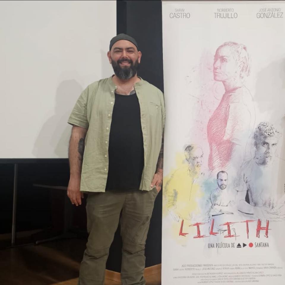 Ado Santana, junto al cartel del largometraje que ha triunfado en India.