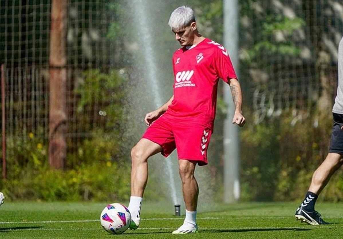 Cristian, en un entrenamiento con el Eibar.