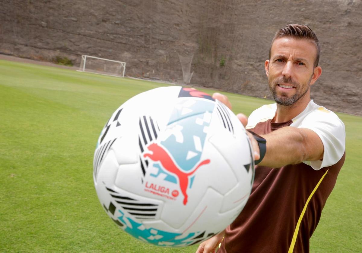 Luis García, entrenador de la UD Las Palmas, posa para las cámaras de CANARIAS7.