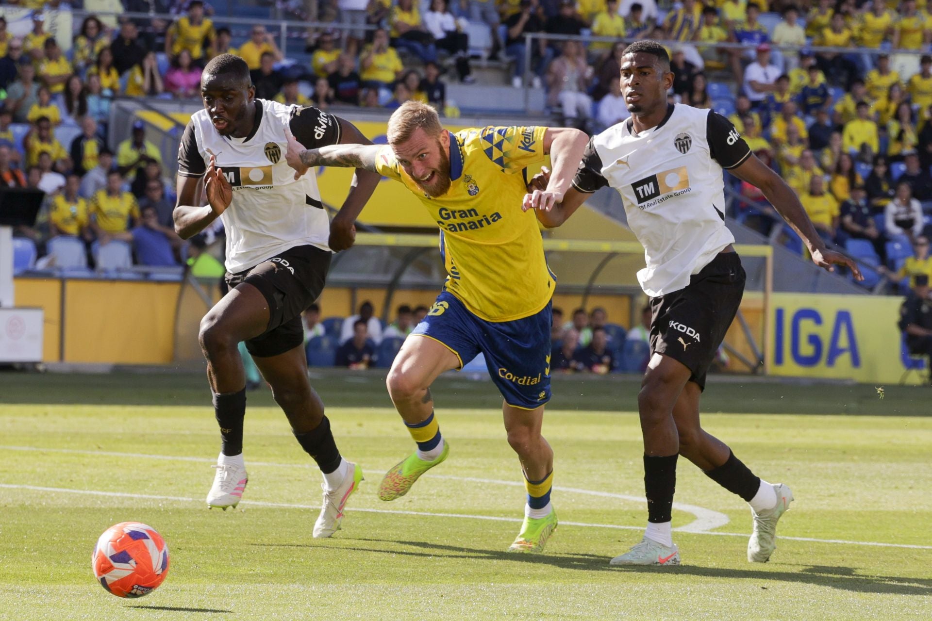 McBurnie, en el Gran Canaria forcejeando ante dos rivales del Valencia.