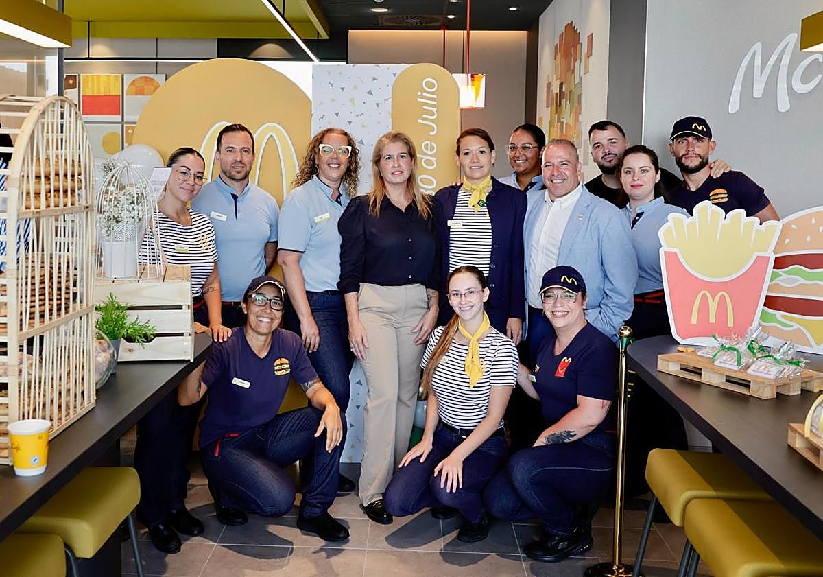 Imagen principal - Parte del personal del nuevo local, actuación de Los Serenquenquenes y primeros clientes.