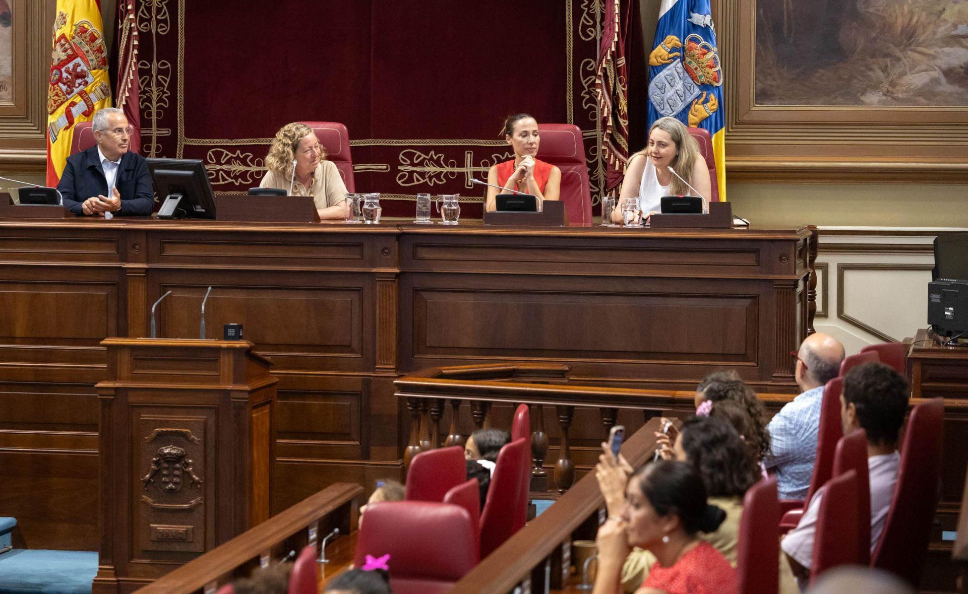 Visita de los niños y niñas saharauis del proyecto &#039;Vacaciones en Paz 2025&#039; al Parlamento