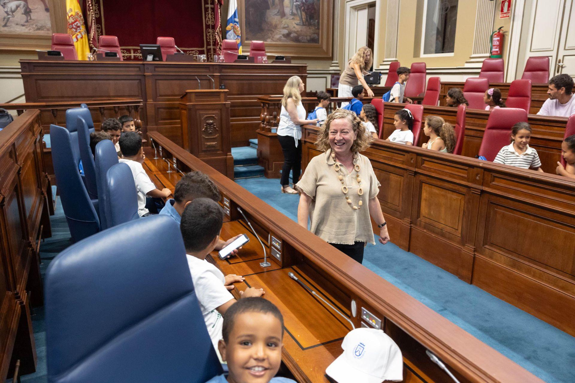 Visita de los niños y niñas saharauis del proyecto &#039;Vacaciones en Paz 2025&#039; al Parlamento