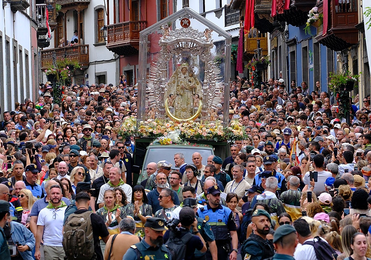 Agentes de seguridad en la subida de la Virgen del Pino en 2024.