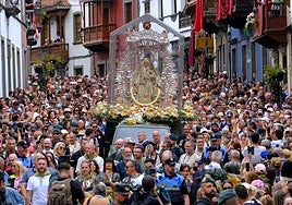 Agentes de seguridad en la subida de la Virgen del Pino en 2024.