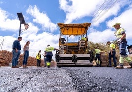 El alcalde David de Vera y la edil Ana Hernández, en las obras de asfaltado.