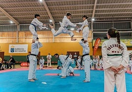 Espectacular maniobra de varios participantes durante el transcurso del certamen celebrado en Gáldar.