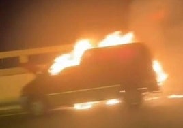 Imagen del vehículo incendiado.