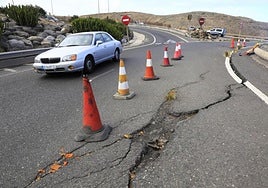 Imagen de archivo de unas grietas en la carretera.