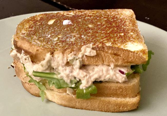 Auténtico sándwich de atún americano