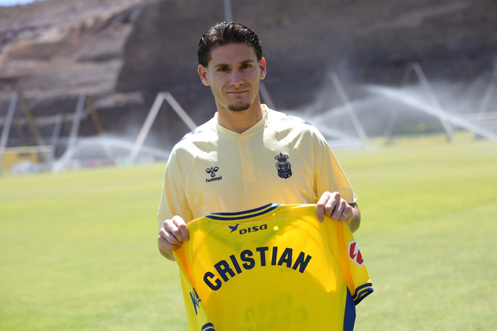 Cristian Gutiérrez luciendo la camiseta con su dorsal tras la presentación.
