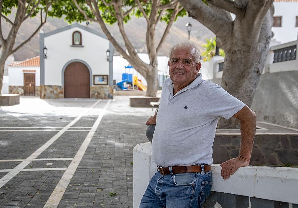 Paco Alfonso Suárez, vecino de toda la vida y agricultor en la plaza.