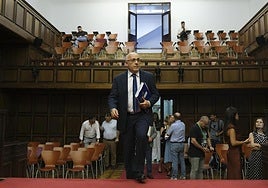 Antonio Morales, presidente del Cabildo, entrando a la sesión plenaria de julio.