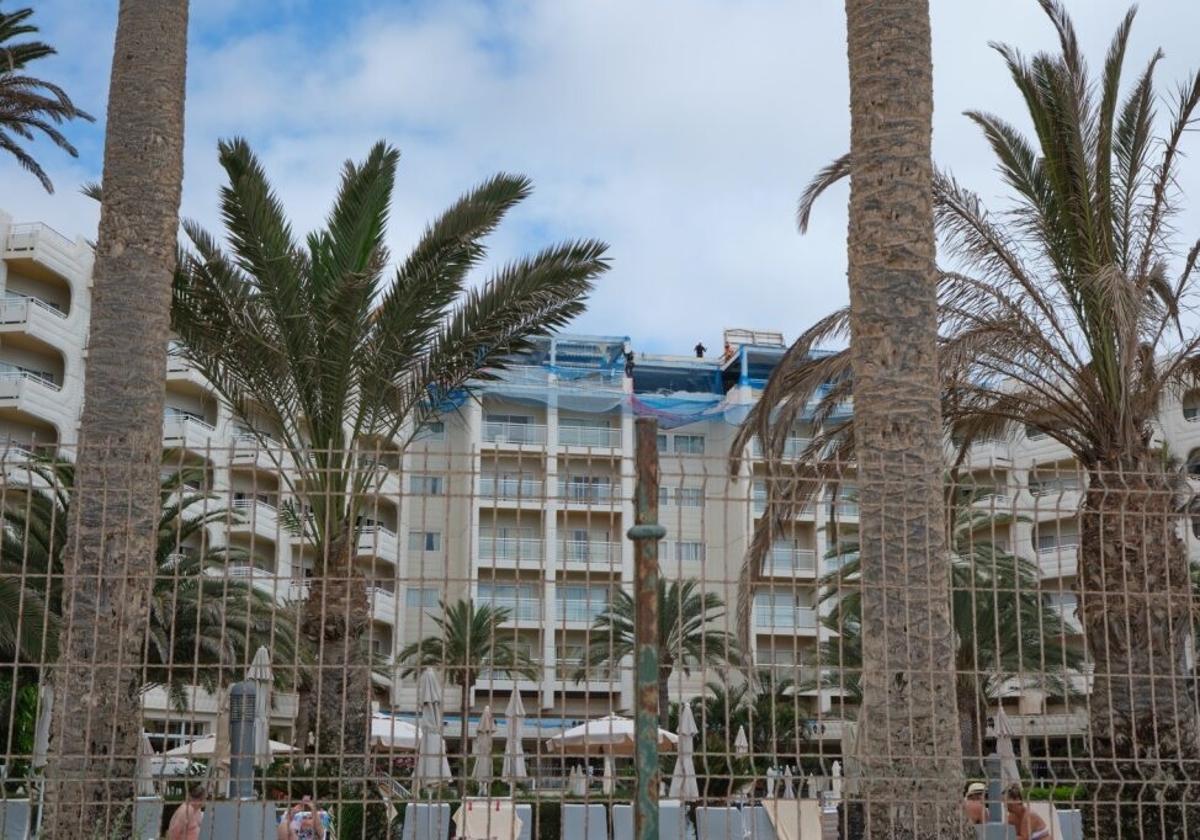 El toldo azul delata las obras de derribo que, desde el pasado 21 de julio, se están realizando en la azotea del hotel Tres Islas, en las Grandes Playas de Corralejo, en el municipio de La Oliva.